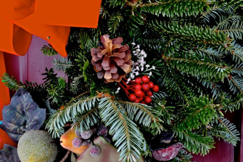 Pine cones and berries make a great addition to wreaths. Image source: Flicker